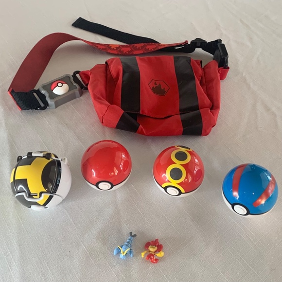 Pokemon Trainer kit with fire-type pouch, poke balls and figures - Picture 5 of 6
